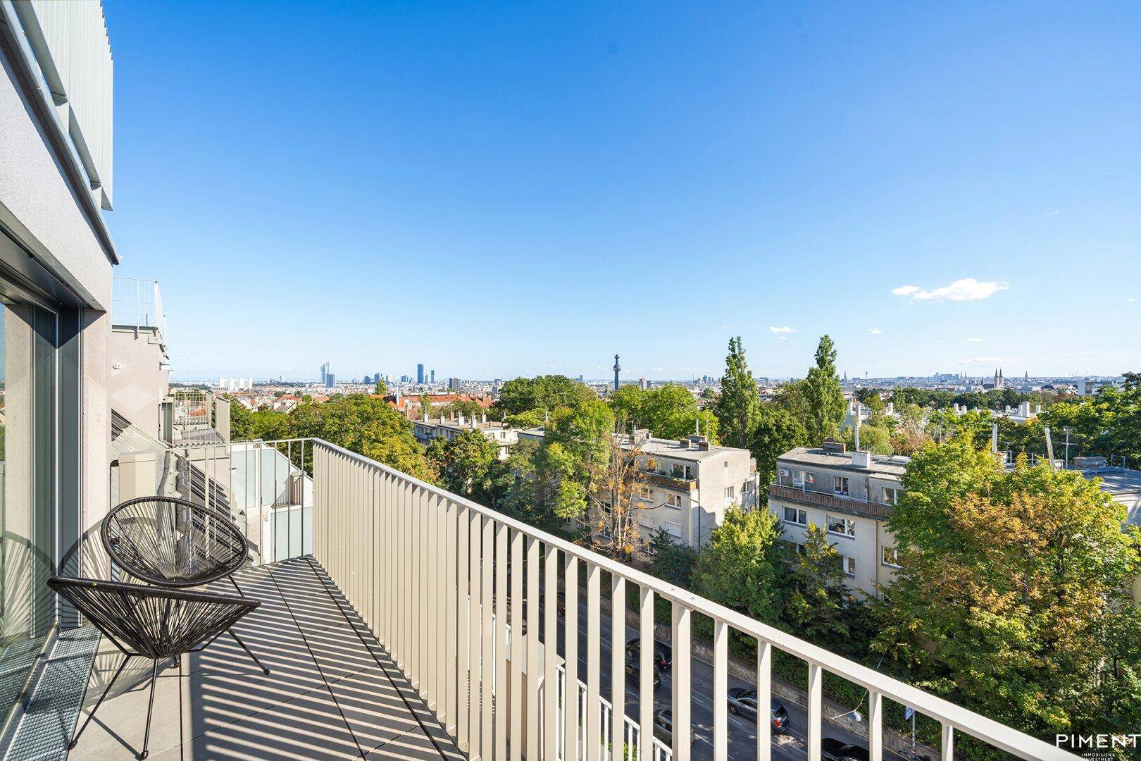 Balkon mit Stadtblick und Sitzgelegenheiten, ideal zum Entspannen im Freien.