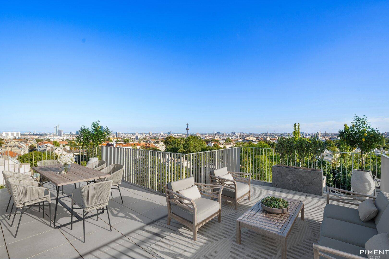 Möblierte Dachterrasse mit Sitzgelegenheiten und weitem Blick über die Stadt.