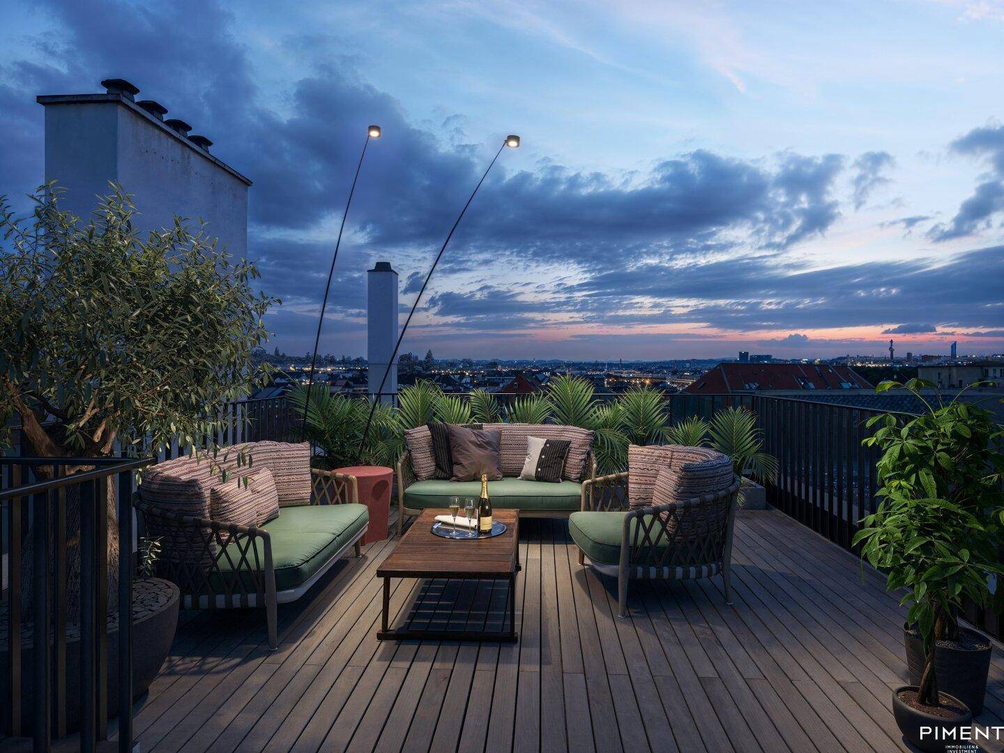 Geräumige Dachterrasse mit bequemen Loungemöbeln, Pflanzen und weitem Blick über die Stadt bei Sonnenuntergang.