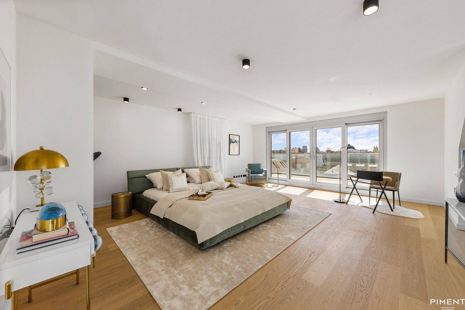 Geräumiges Schlafzimmer mit großem Bett, Holzboden und bodentiefen Fenstern mit Terrassenzugang.