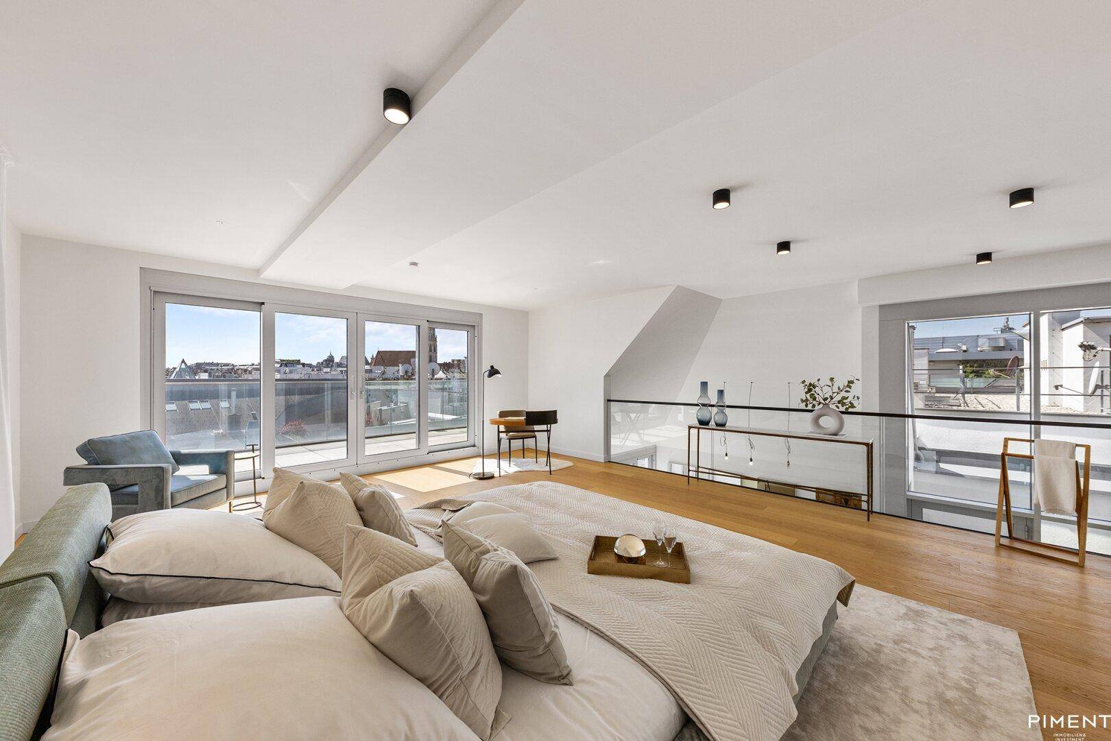 Helles Schlafzimmer mit offener Gestaltung, Holzboden und weitem Blick durch große Fenster.