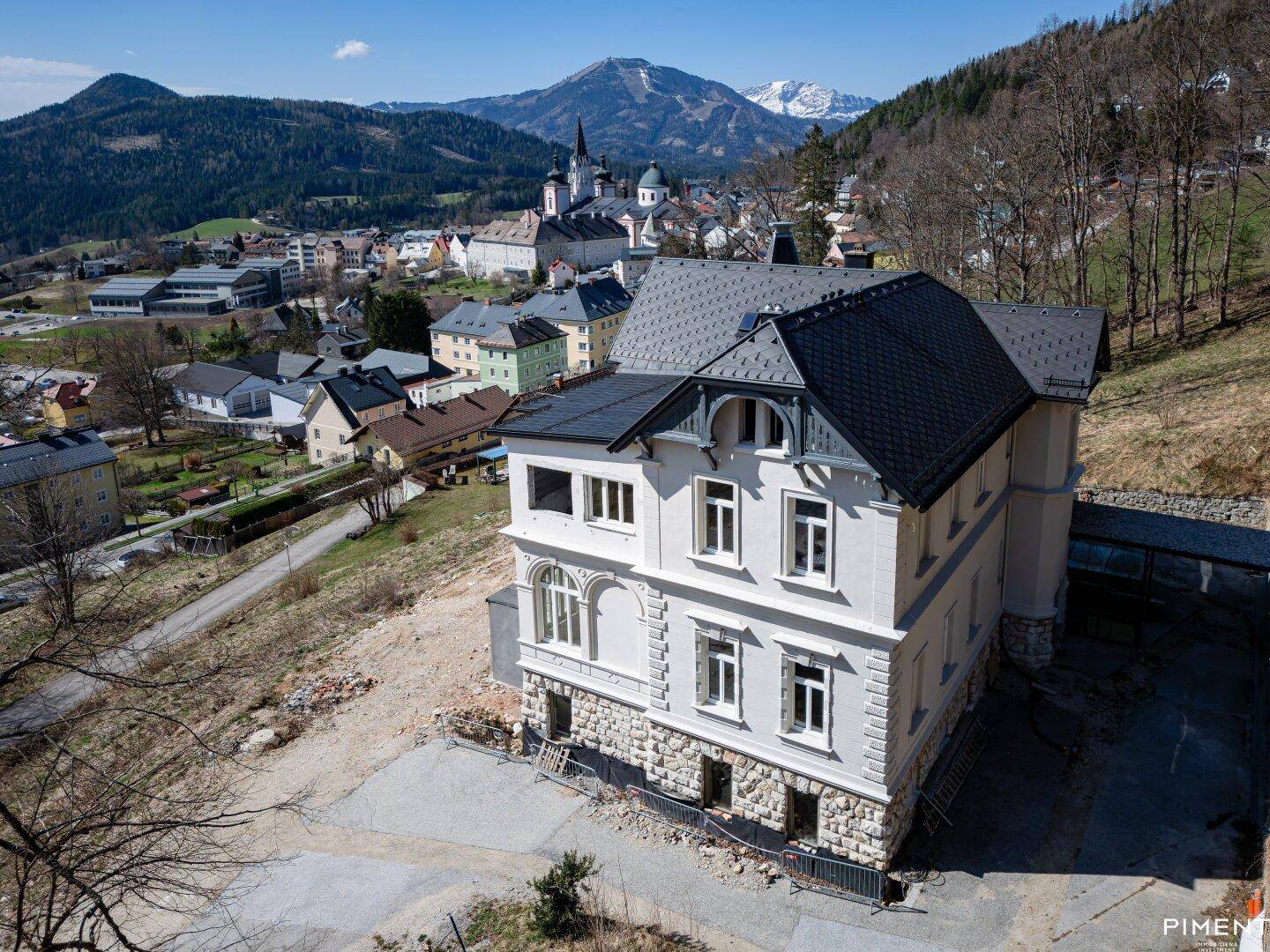 Historische Villa mit Blick auf die umliegende Stadt und die Berge.