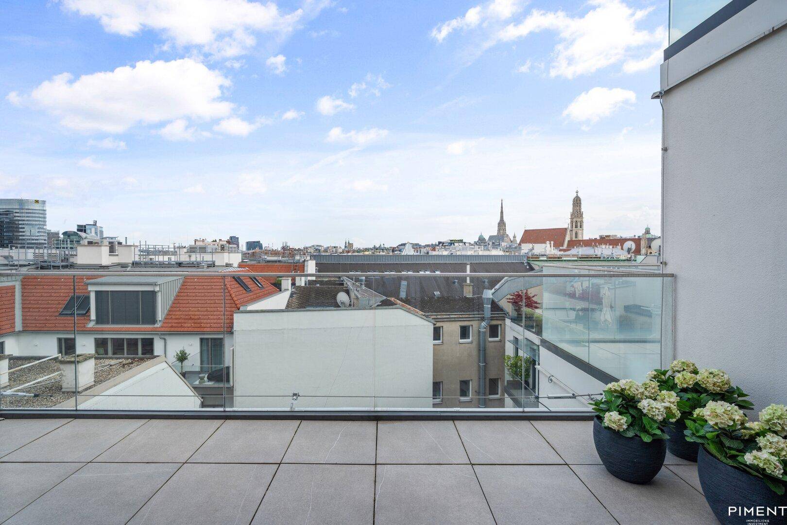 Geräumige Dachterrasse mit Fliesenboden und weitem Blick über die historische Stadtkulisse.