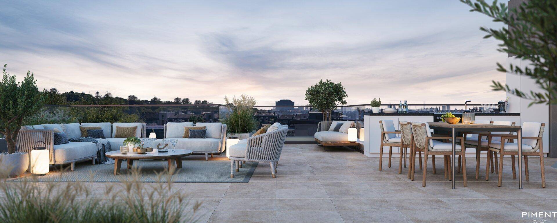 Weitläufige Dachterrasse mit verschiedenen Lounge- und Essbereichen unter einem weiten Himmel.