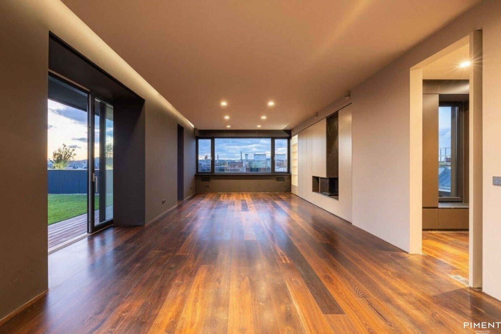 Geräumiges Wohnzimmer mit dunklem Holzfußboden, integrierten Schränken, Kamin und weitem Stadtblick.