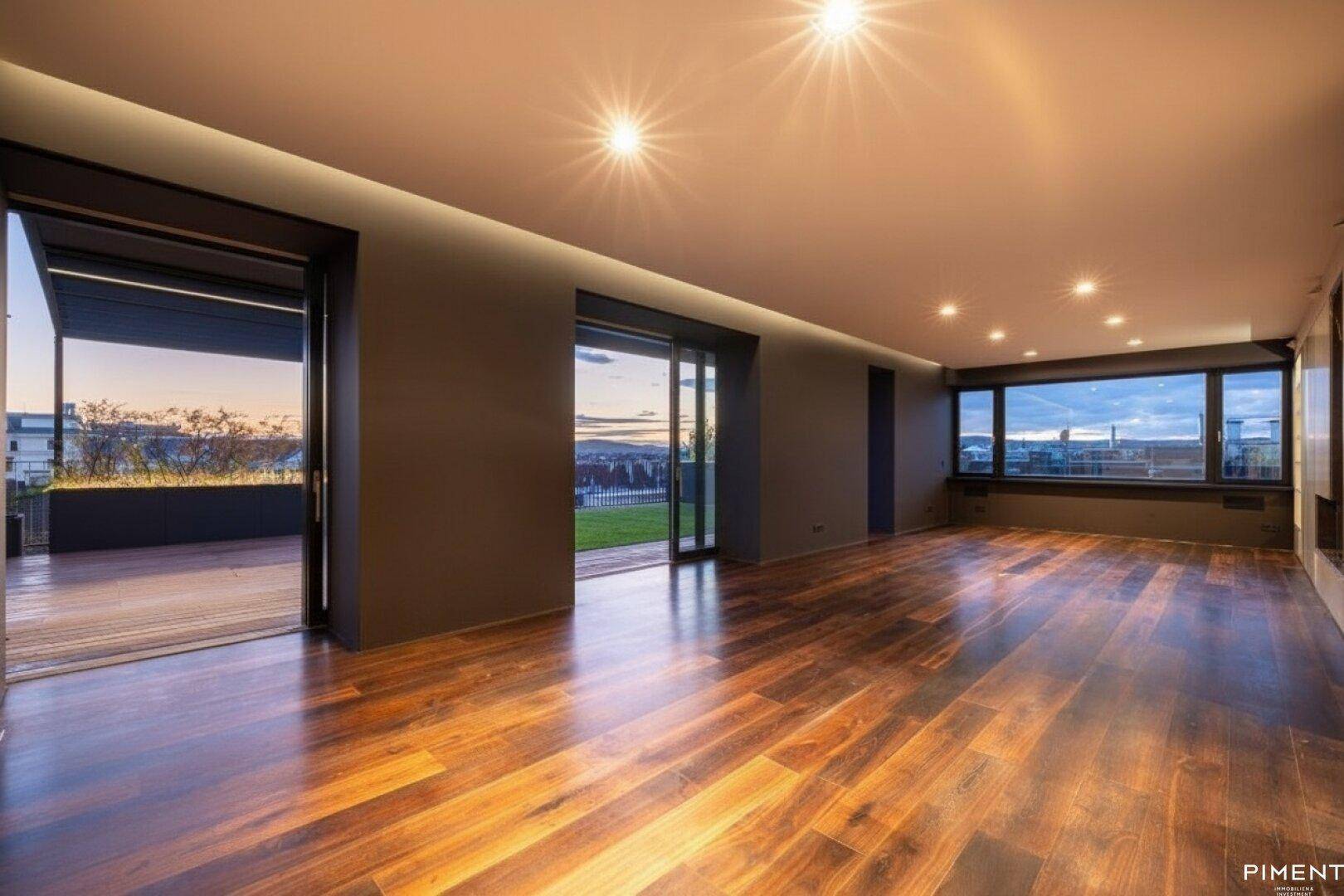 Lichtdurchflutetes Wohnzimmer mit dunklem Holzfußboden, großen Fenstern und Zugang zur Dachterrasse.