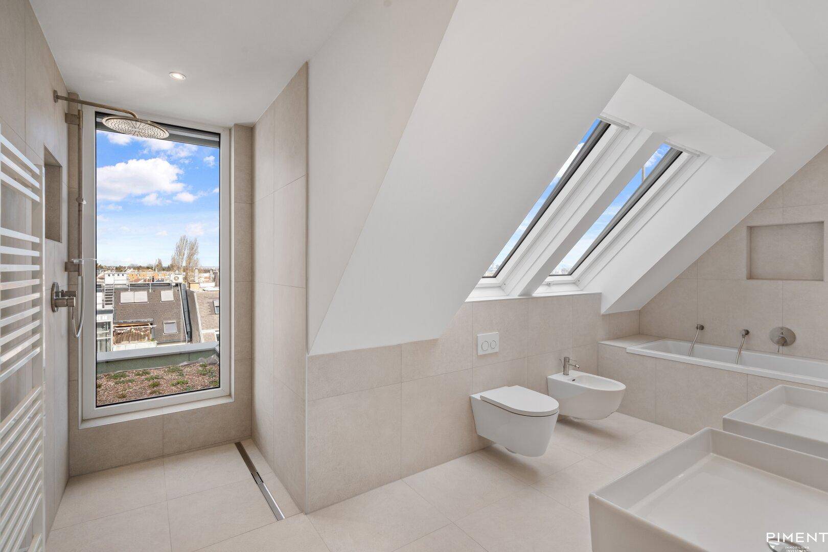 Helles Badezimmer mit großer begehbarer Dusche, Badewanne und modernen Armaturen.