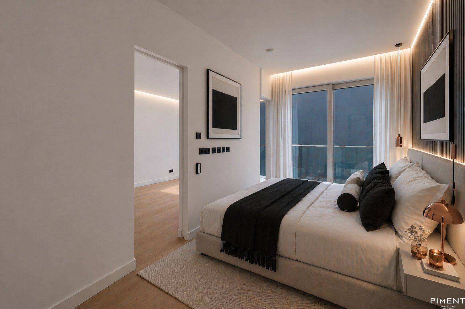 Elegantes Schlafzimmer mit indirekter Beleuchtung, großem Bett und Zugang zu einem französischen Balkon.