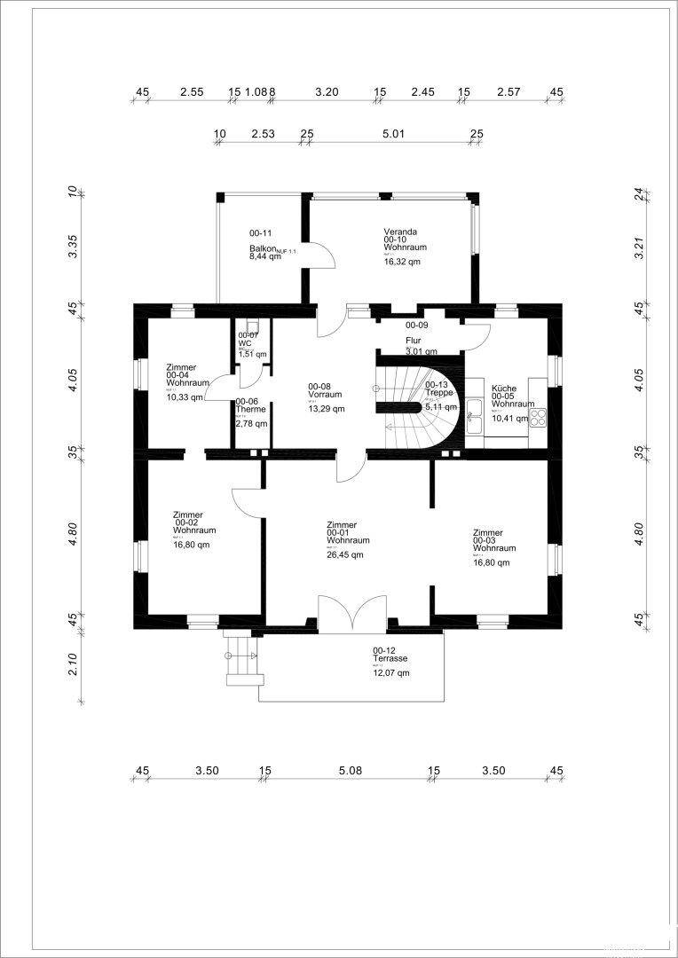 Grundriss des Erdgeschosses mit mehreren Zimmern, Küche, Balkon und Terrasse.