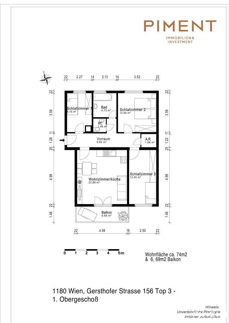 Grundriss einer Wohnung im ersten Obergeschoss mit drei Schlafzimmern, einem offenen Wohn-/Küchenbereich und einem Balkon.
