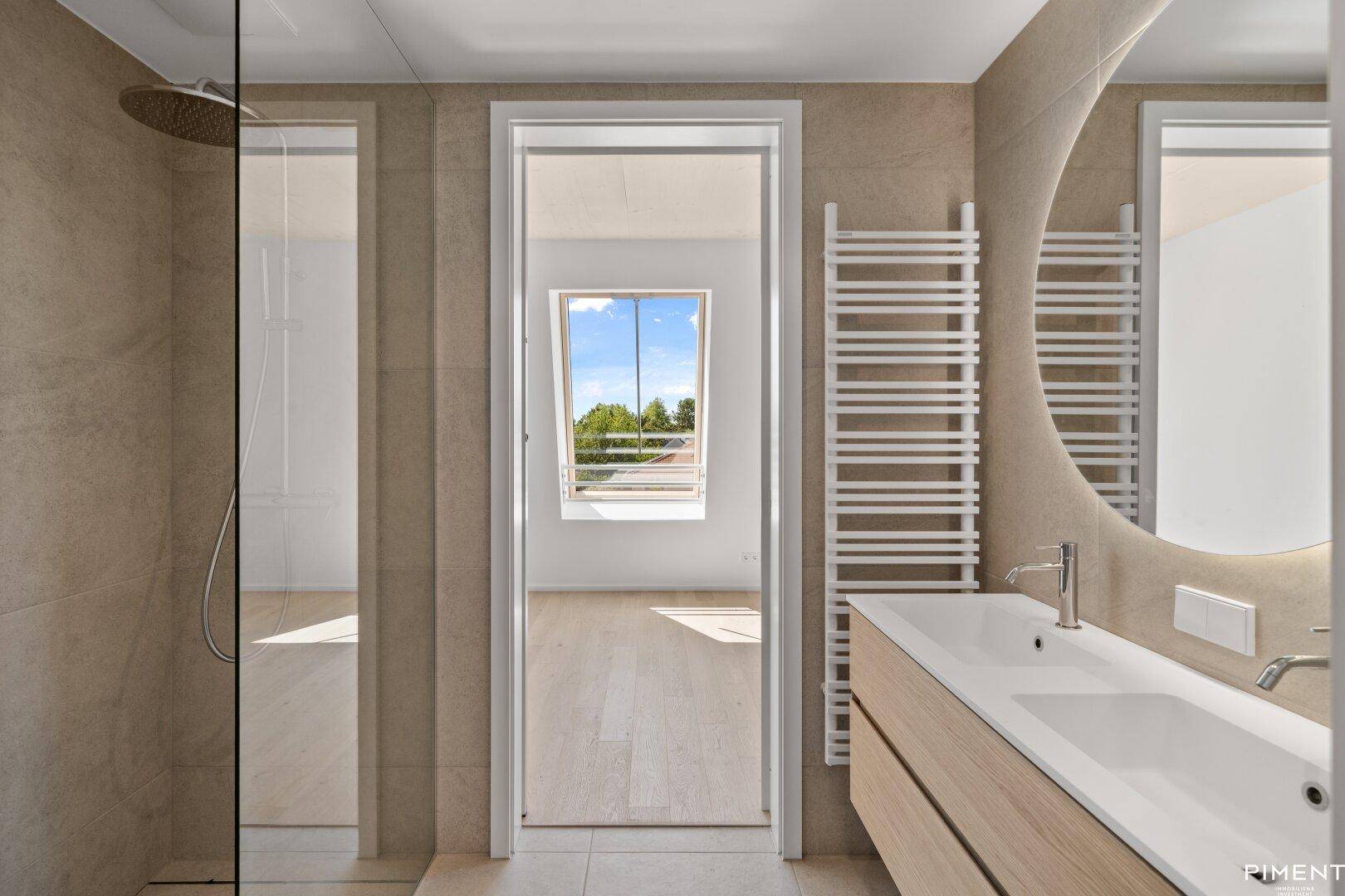 Modernes Badezimmer mit begehbarer Dusche, Waschtisch und beheiztem Handtuchhalter.