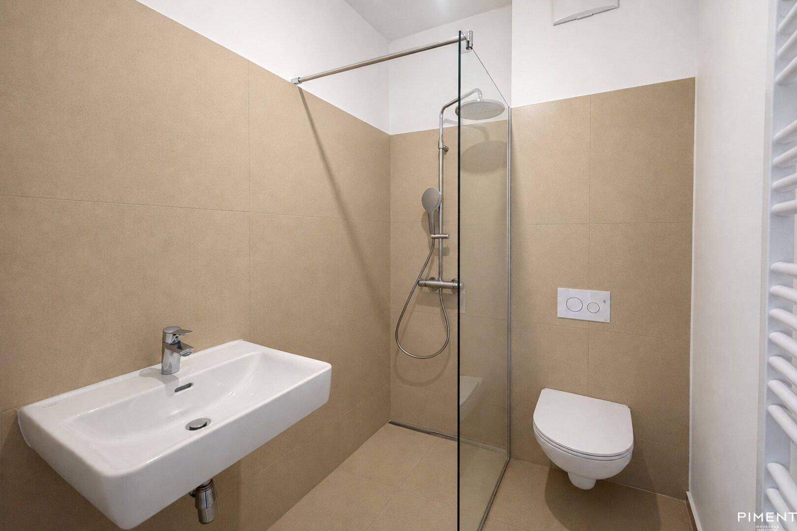 Modernes Badezimmer mit ebenerdiger Dusche, Wand-WC und beheiztem Handtuchhalter.