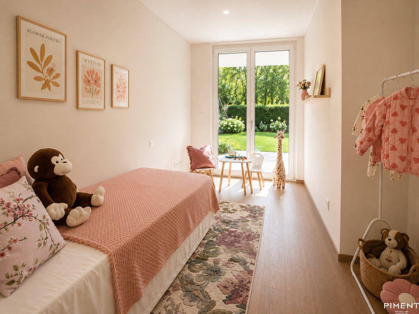 Helles Kinderzimmer mit Einzelbett, Holzboden und direktem Zugang zum Garten.