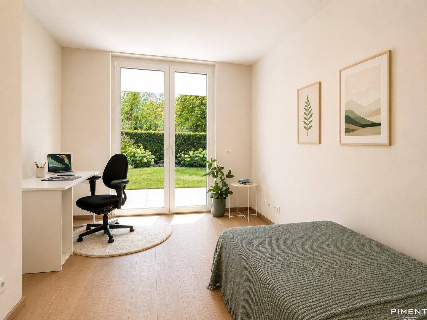 Ruhiges Arbeitszimmer mit Schreibtisch, Einzelbett und Zugang zum grünen Außenbereich.