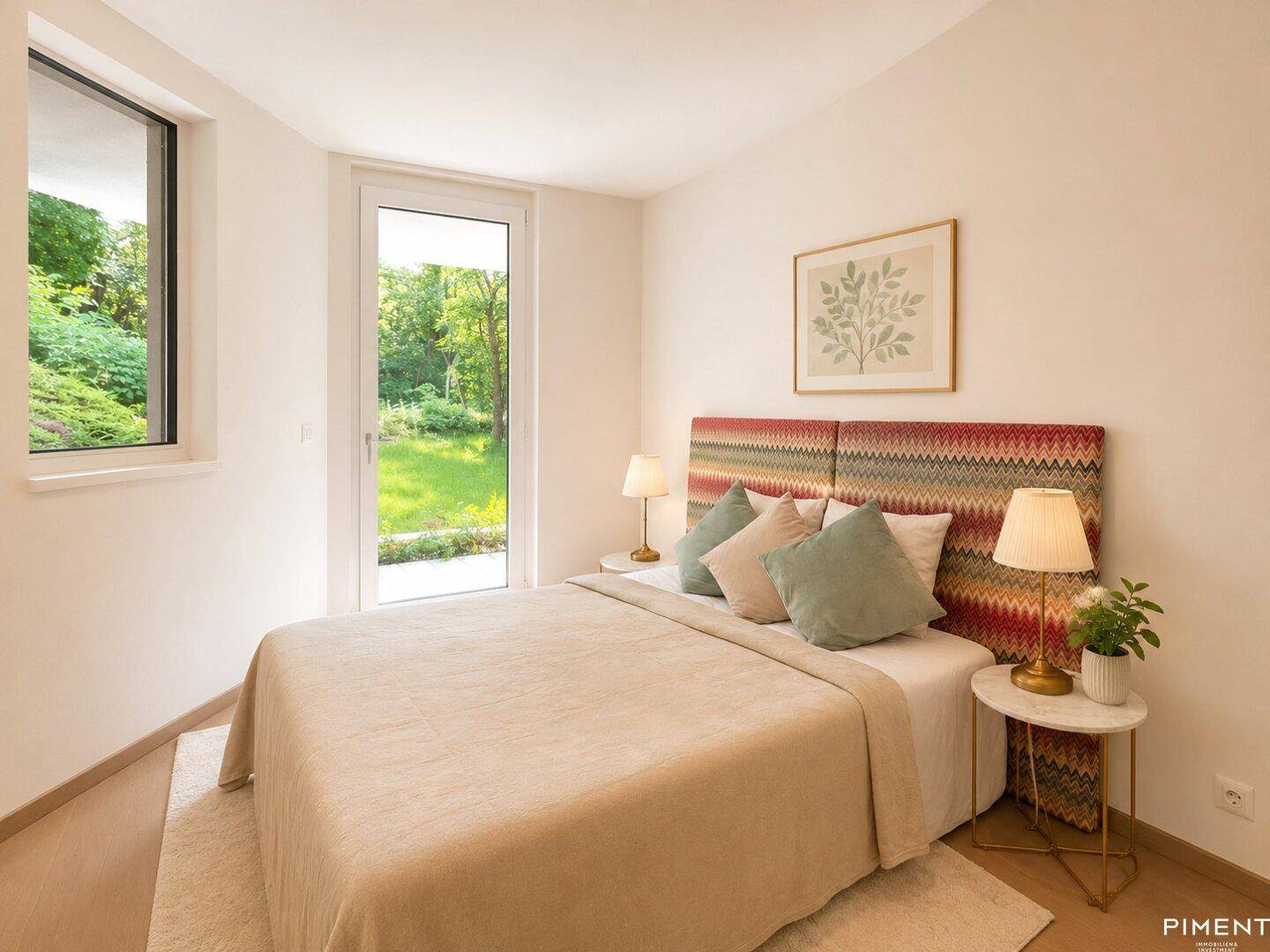 Gemütliches Schlafzimmer mit Doppelbett, farbigem Kopfteil und Blick ins Grüne.
