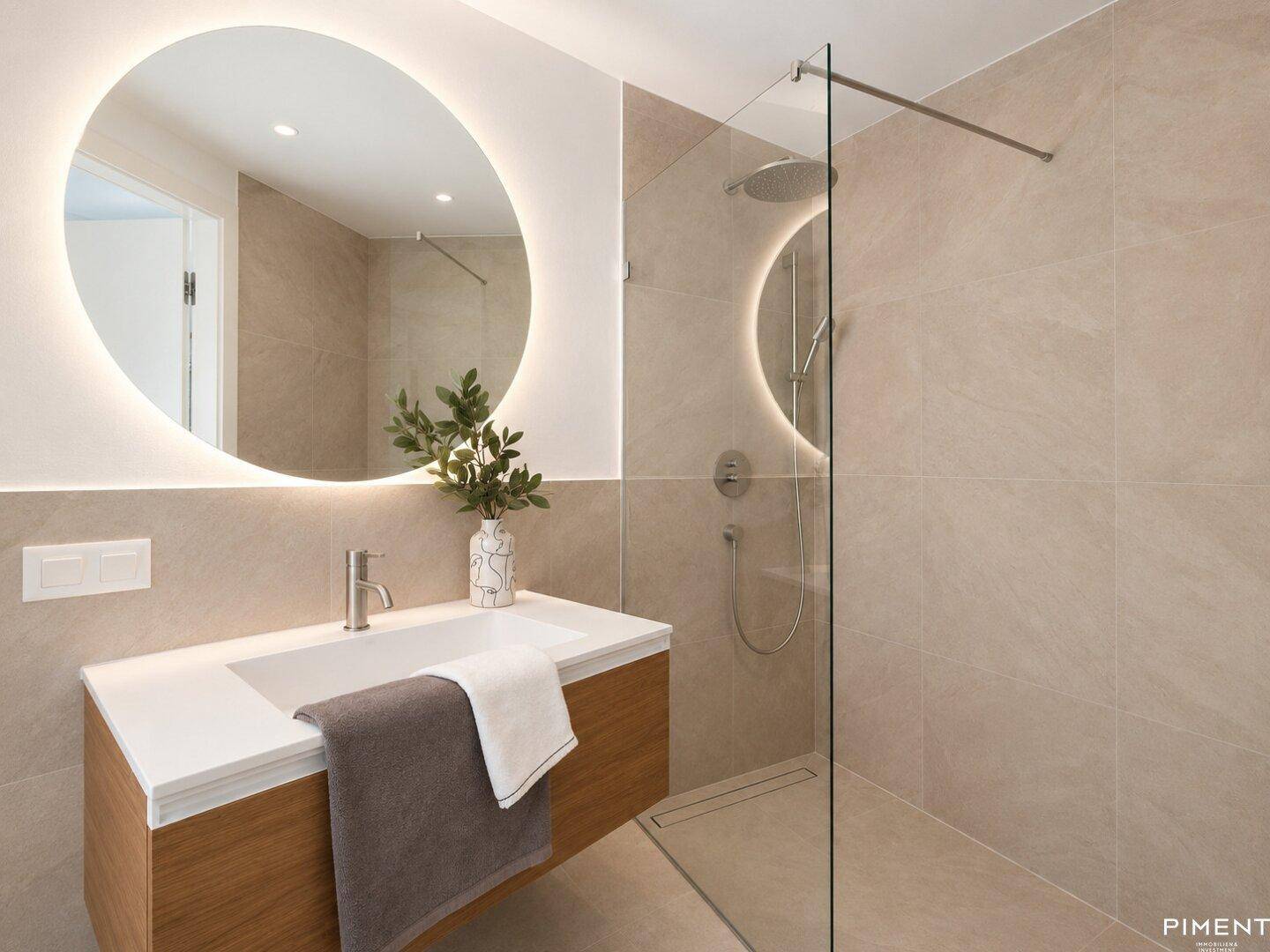 Elegantes Badezimmer mit begehbarer Dusche, beleuchtetem Spiegel und modernen Fliesen.