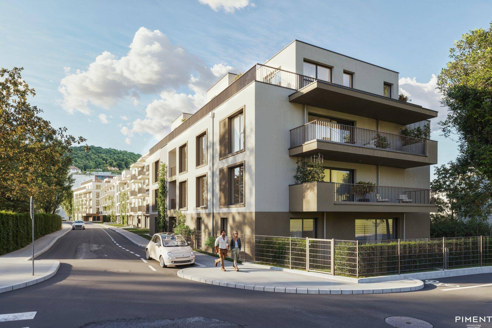 Moderne Fassade eines Neubaus mit Balkonen und großen Fenstern an einer ruhigen Straße.