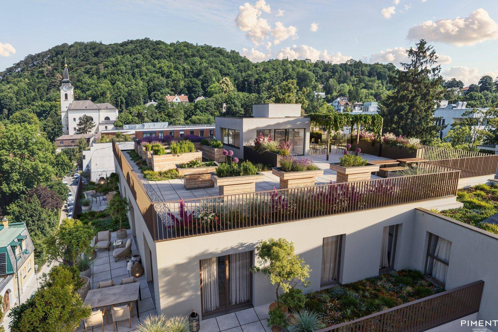Großzügige Dachterrasse mit Pflanzenbeeten, Sitzgelegenheiten und weitem Blick über die Umgebung.