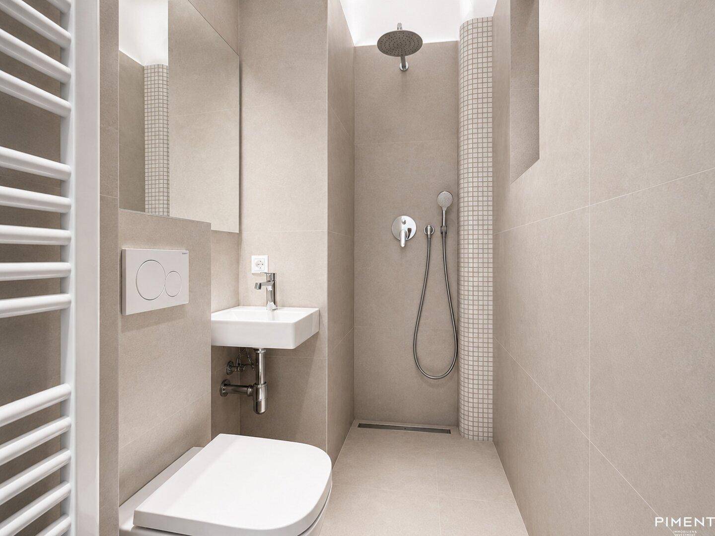 Modernes Badezimmer mit begehbarer Dusche, Wand-WC und beheiztem Handtuchhalter in beigen Fliesen.