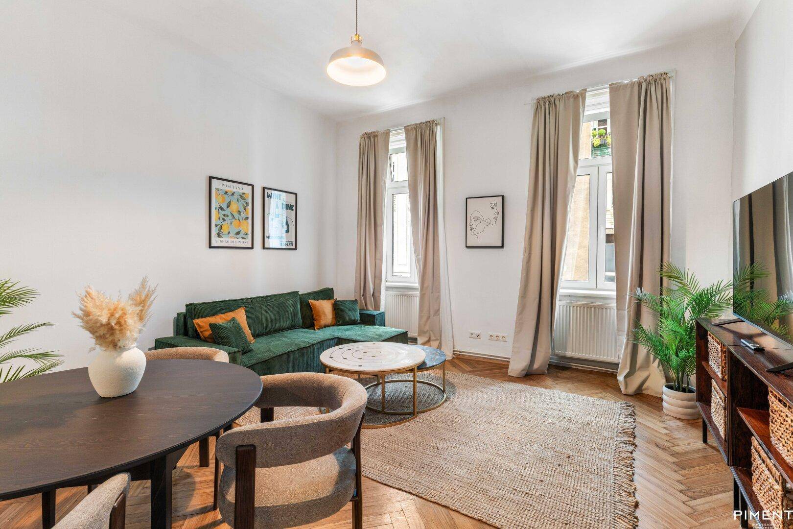 Geräumiges Wohn- und Esszimmer mit beigem Teppich, Holzboden und stilvoller Einrichtung.