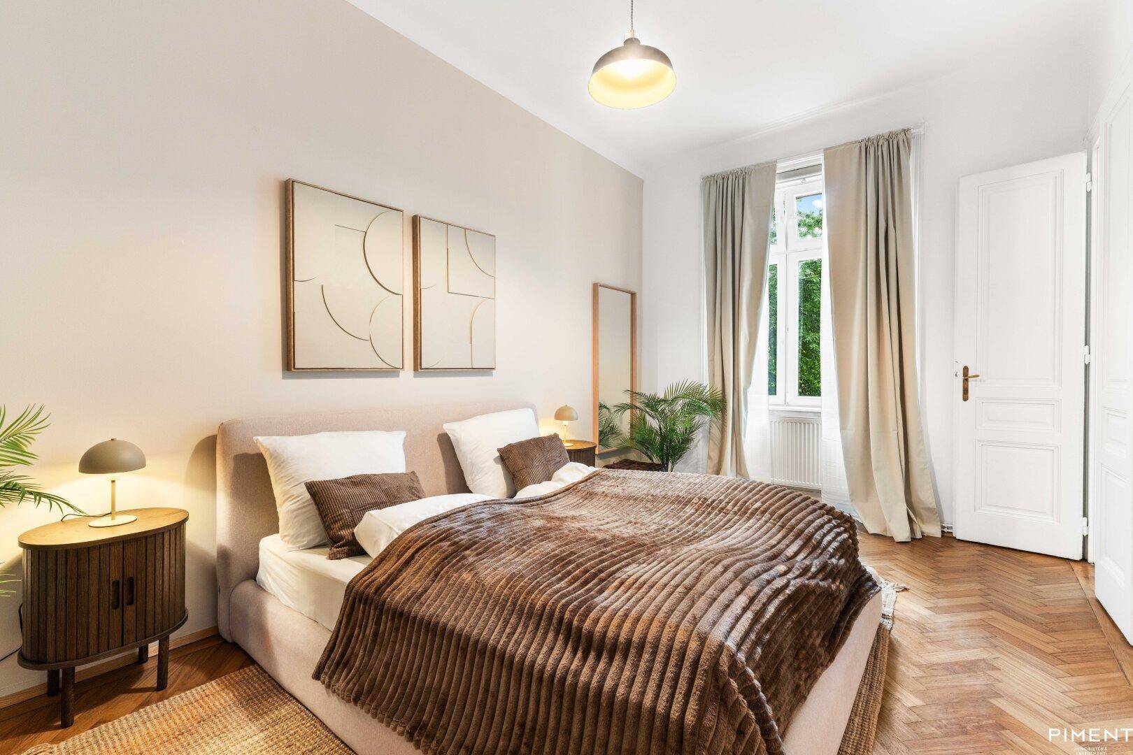 Gemütliches Schlafzimmer mit Doppelbett, Holzboden und großen Fenstern.