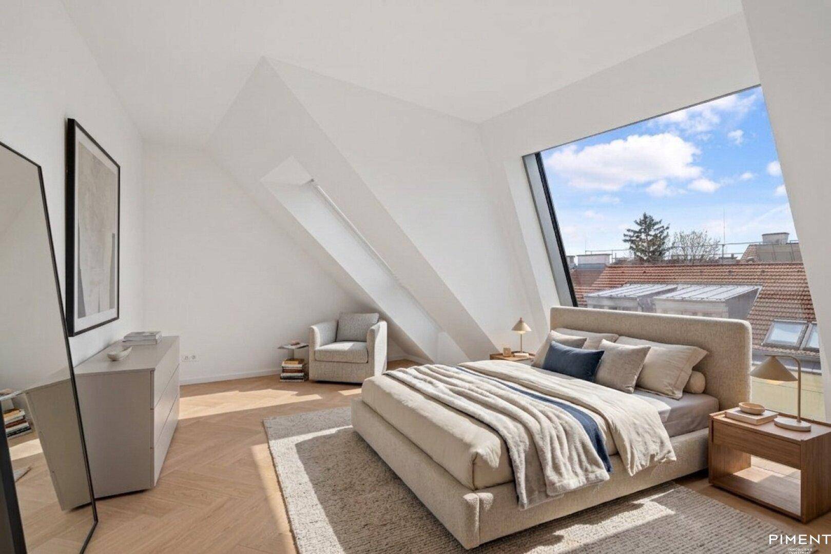 Helles Schlafzimmer mit großem Bett, Dachschrägen und beeindruckendem Panoramafenster.