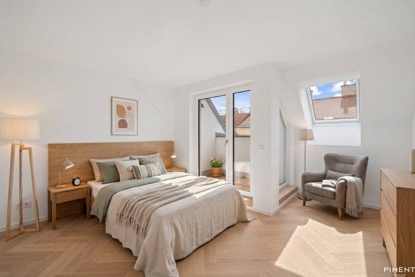 Gemütliches Schlafzimmer mit Holzboden, Dachschrägen und Zugang zu einem kleinen Balkon.