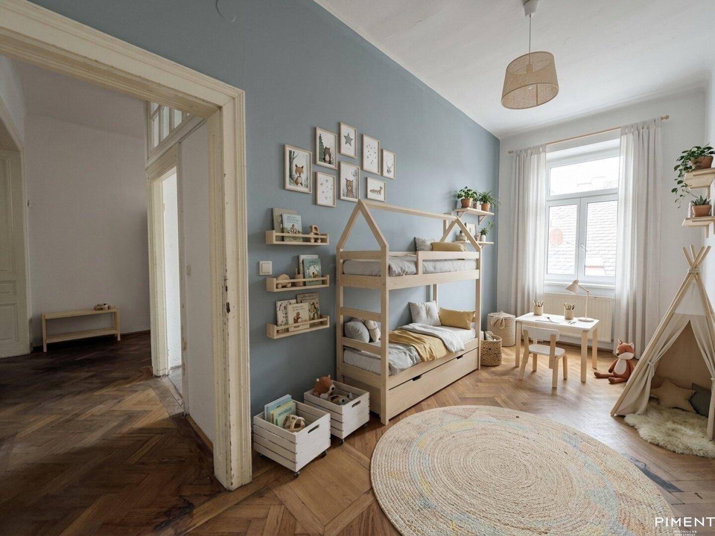 Kinderzimmer mit Etagenbett, blauer Akzentwand und Fischgrätparkett.