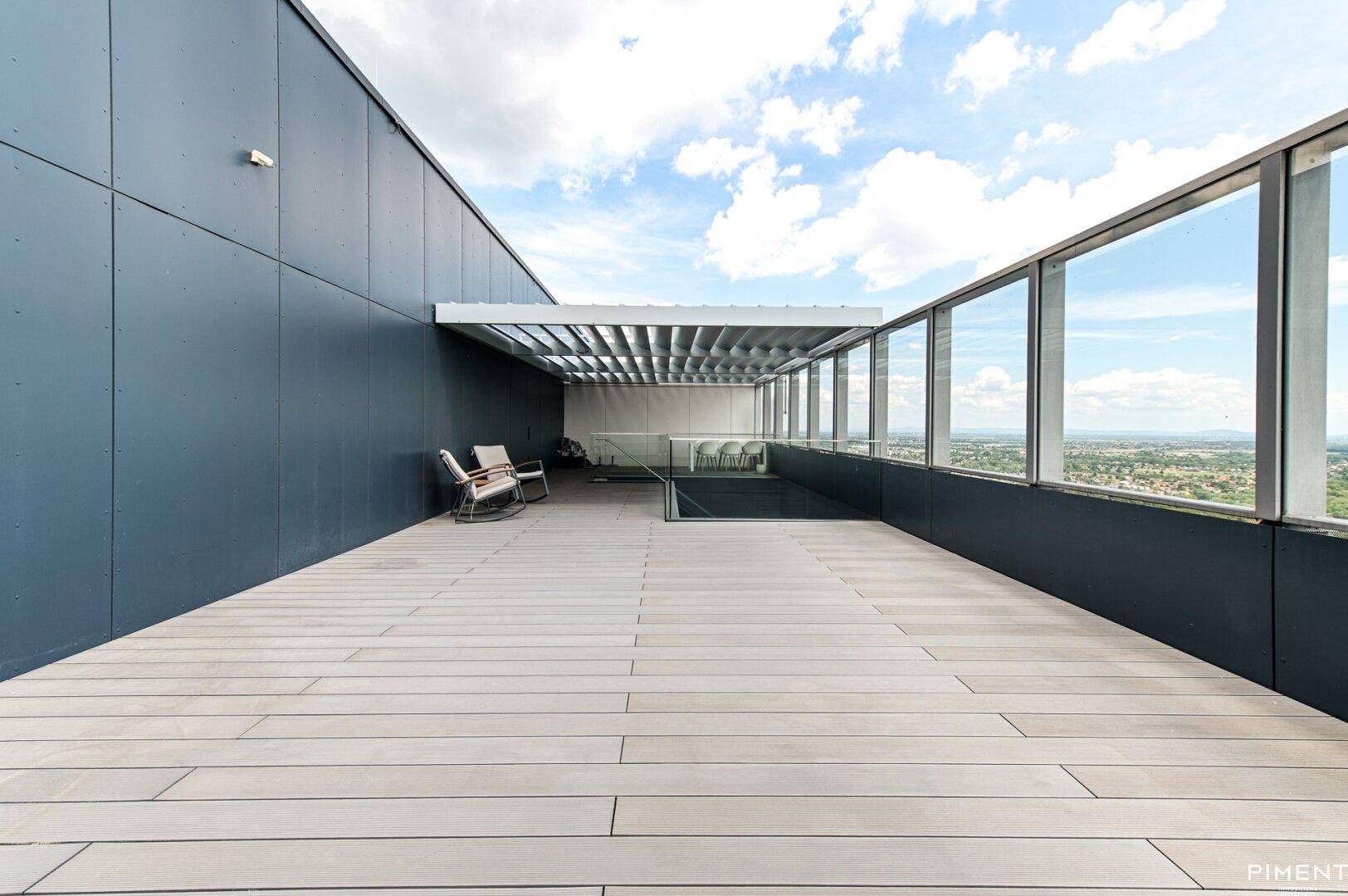 Weitläufige Dachterrasse mit moderner Pergola und viel Platz für individuelle Gestaltung.