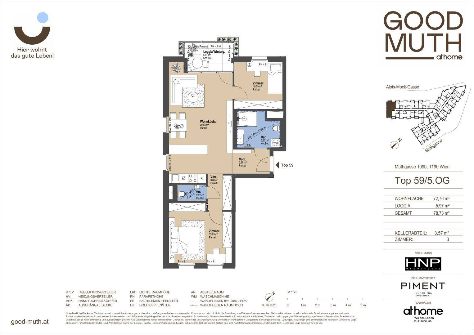 Grundriss einer Wohnung im Obergeschoss mit offener Wohnküche, zwei Zimmern, Bad, separatem WC und Loggia.