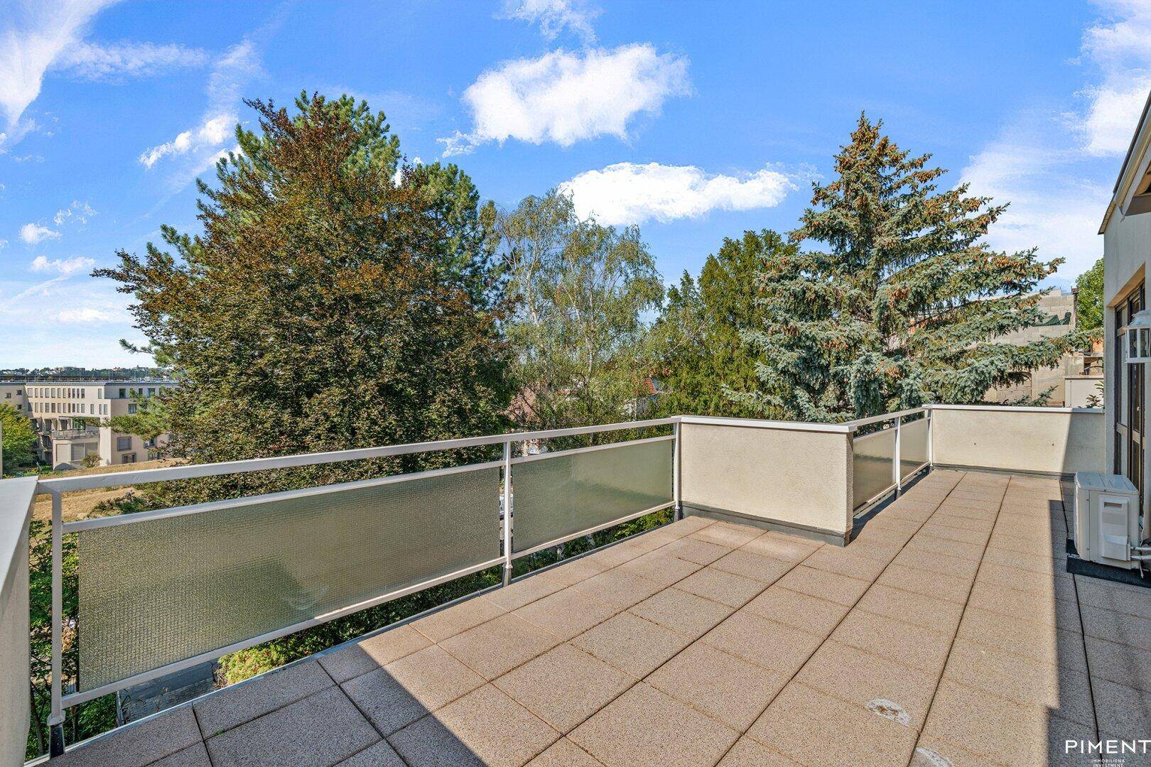 Geräumige Dachterrasse mit Fliesenboden und weitem Blick ins Grüne und die Umgebung.