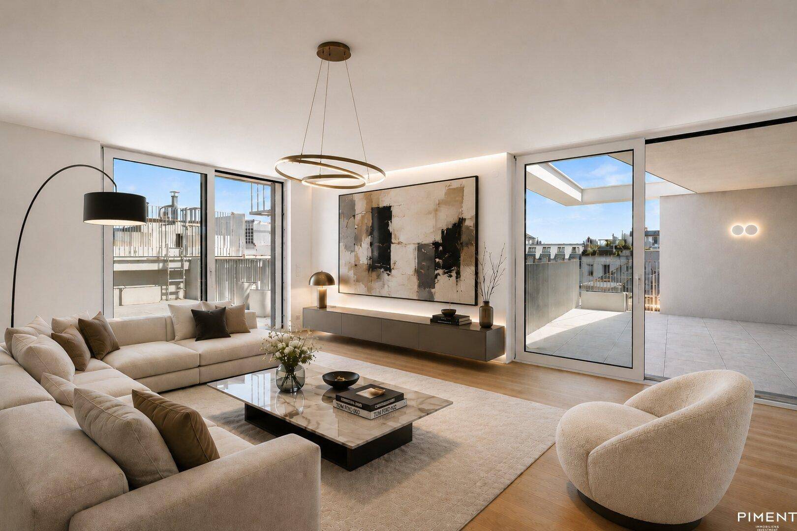 Helles Wohnzimmer mit großen Fensterfronten, modernem Design und direktem Zugang zu einem Außenbereich.