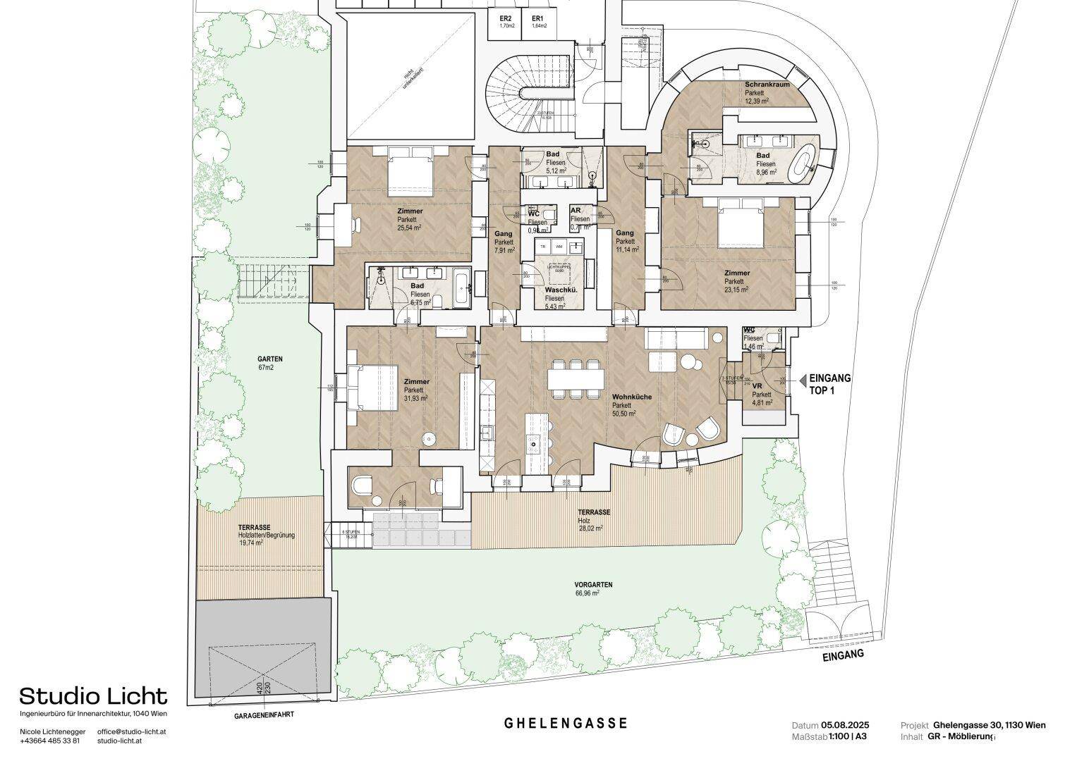 Detaillierter Grundriss der Wohnung mit mehreren Zimmern, Terrassen und Gartenbereichen.