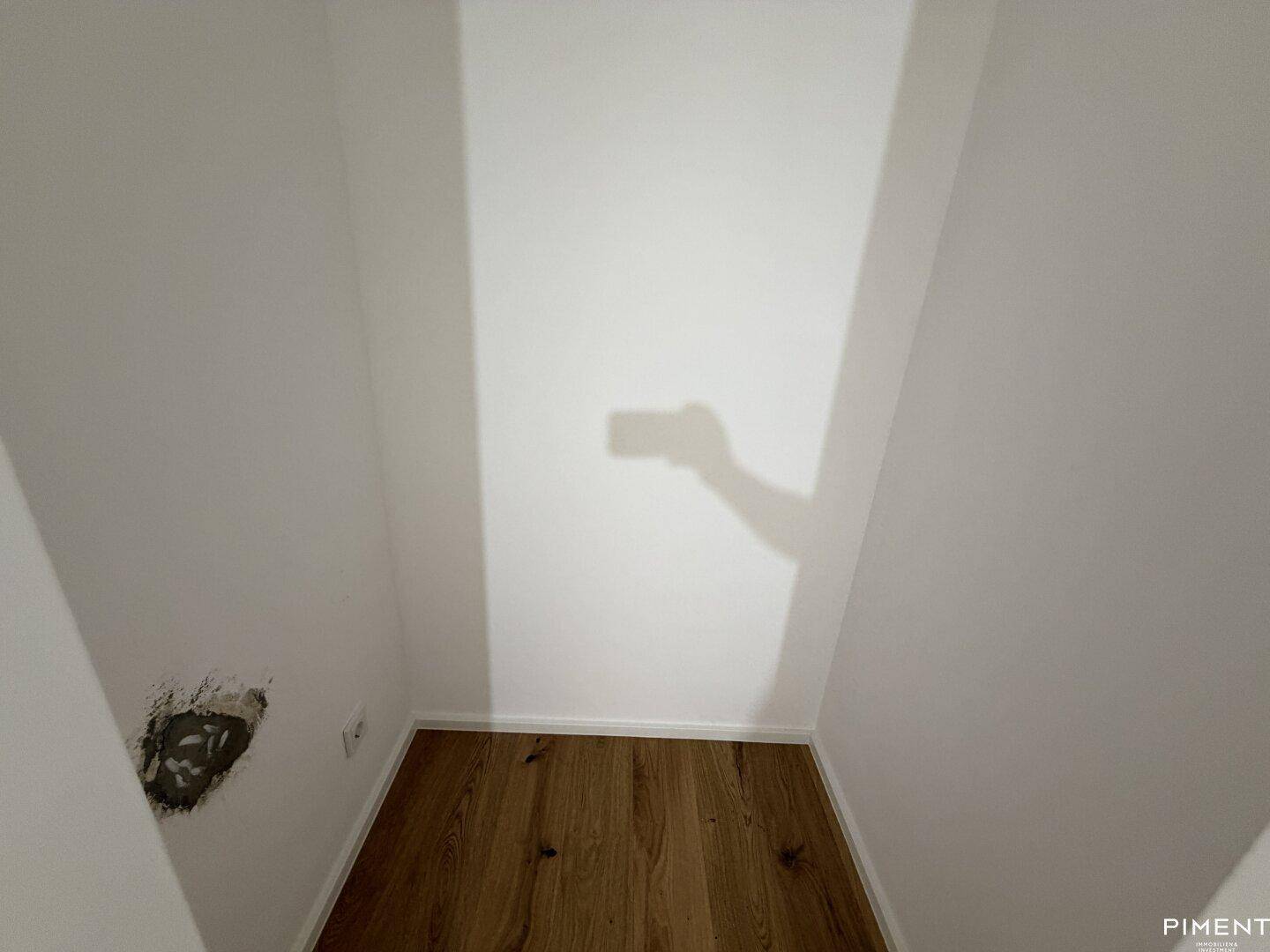 Kleiner Abstellraum mit Holzparkettboden, ideal für zusätzlichen Stauraum.