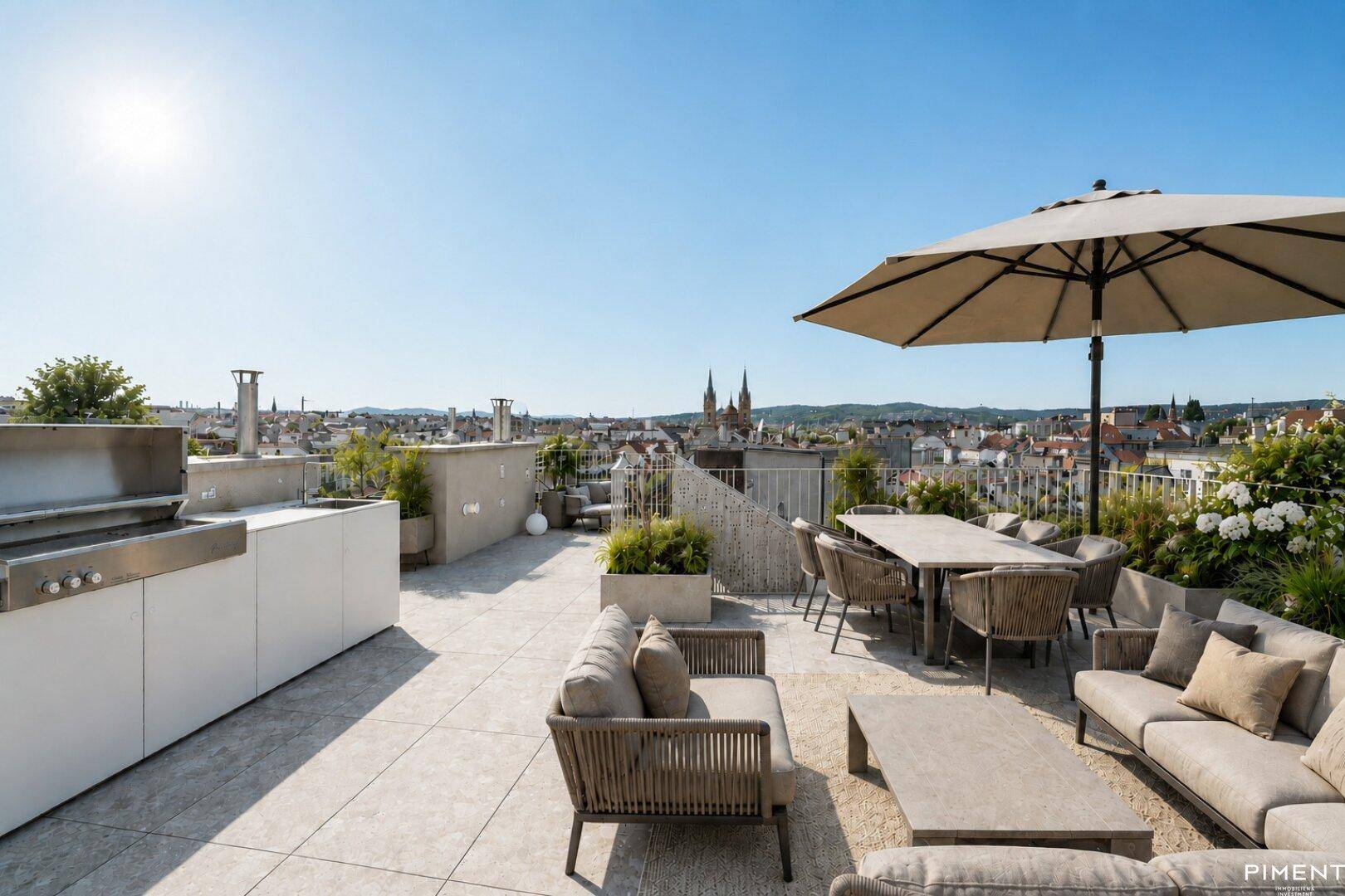Sonnige Dachterrasse mit Essbereich, Lounge-Möbeln, Grillstation und weitem Stadtblick.