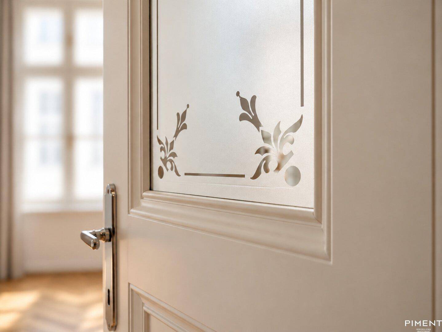 Detailaufnahme einer eleganten Tür mit Milchglas und dekorativen Verzierungen.