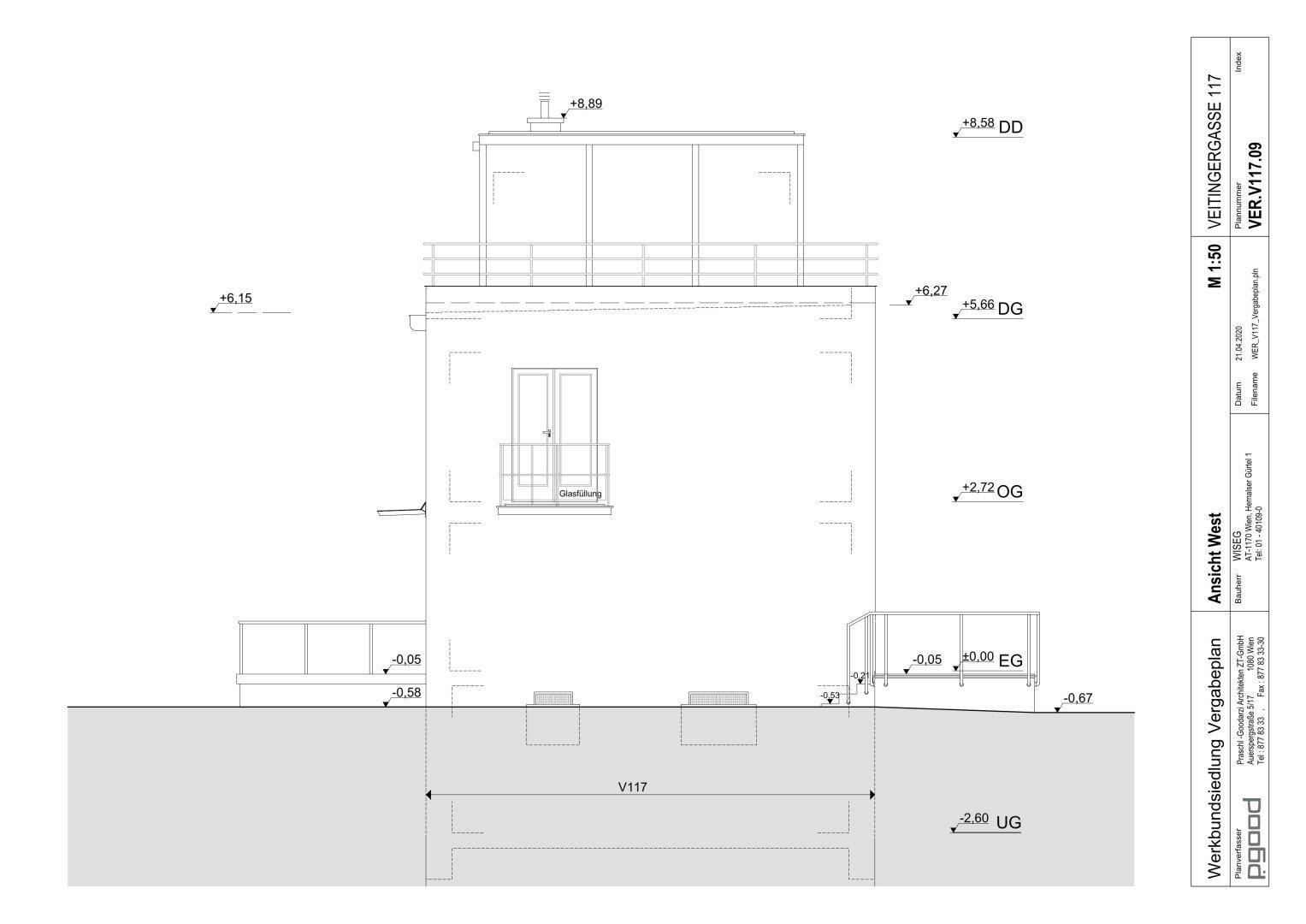 Westansicht des Gebäudes mit Fenstern, Balkon und Terrassenbereichen.