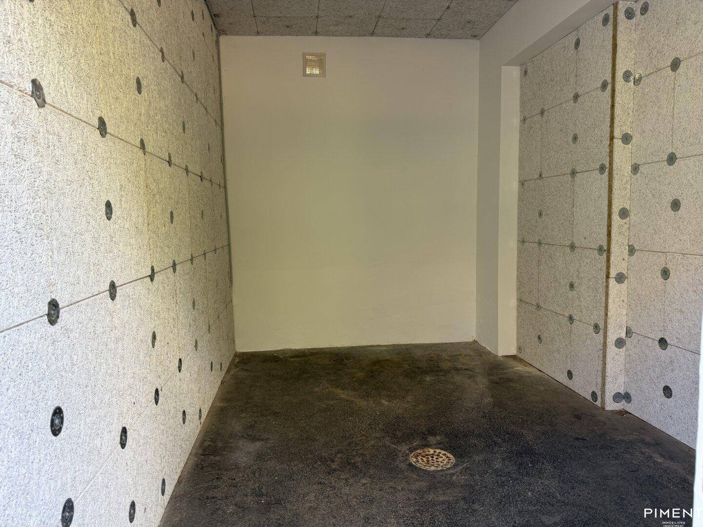 Unfertiger Raum mit isolierten Wänden und Estrichboden, möglicherweise als Abstellraum vorgesehen.