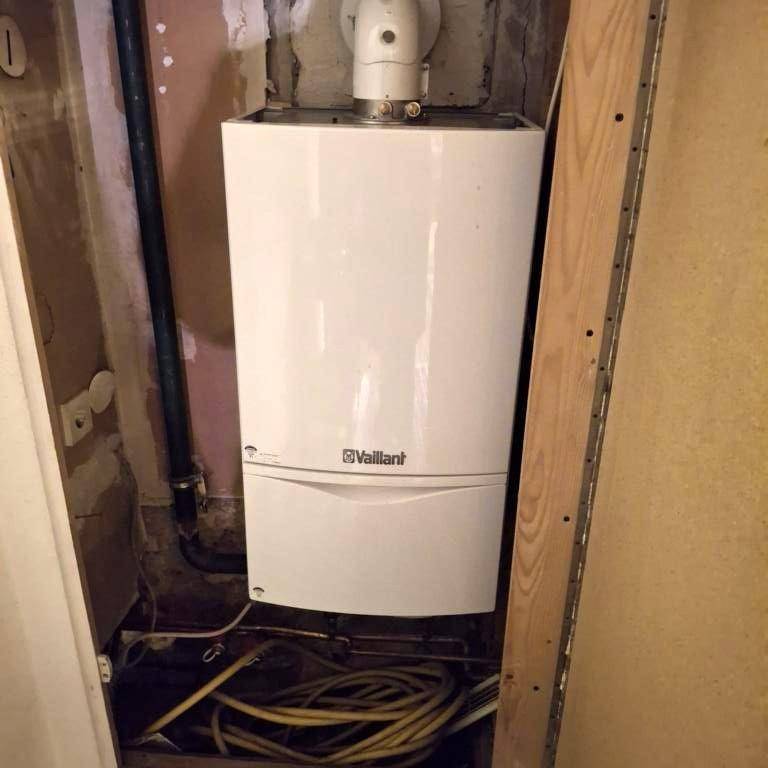 Heizungsanlage in einem Technikraum oder Abstellbereich.