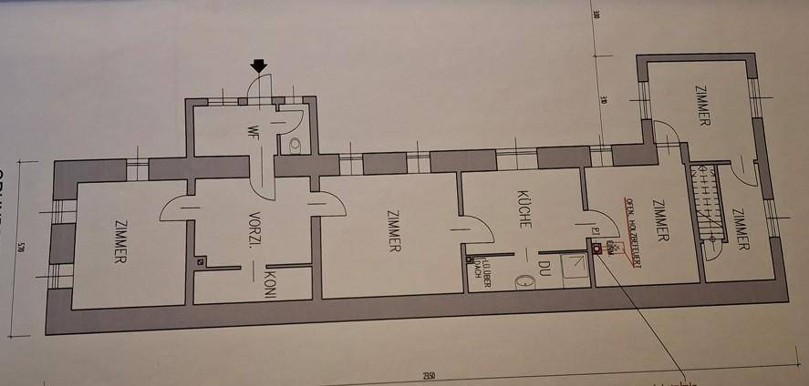 Grundrissplan mit mehreren Zimmern, Küche und Balkon.