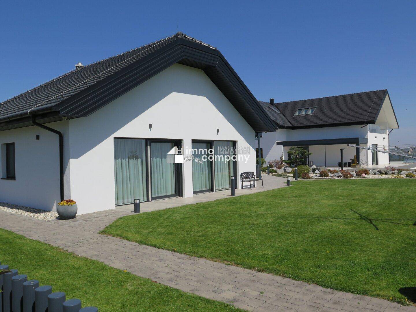 Bungalow mit Haupthaus