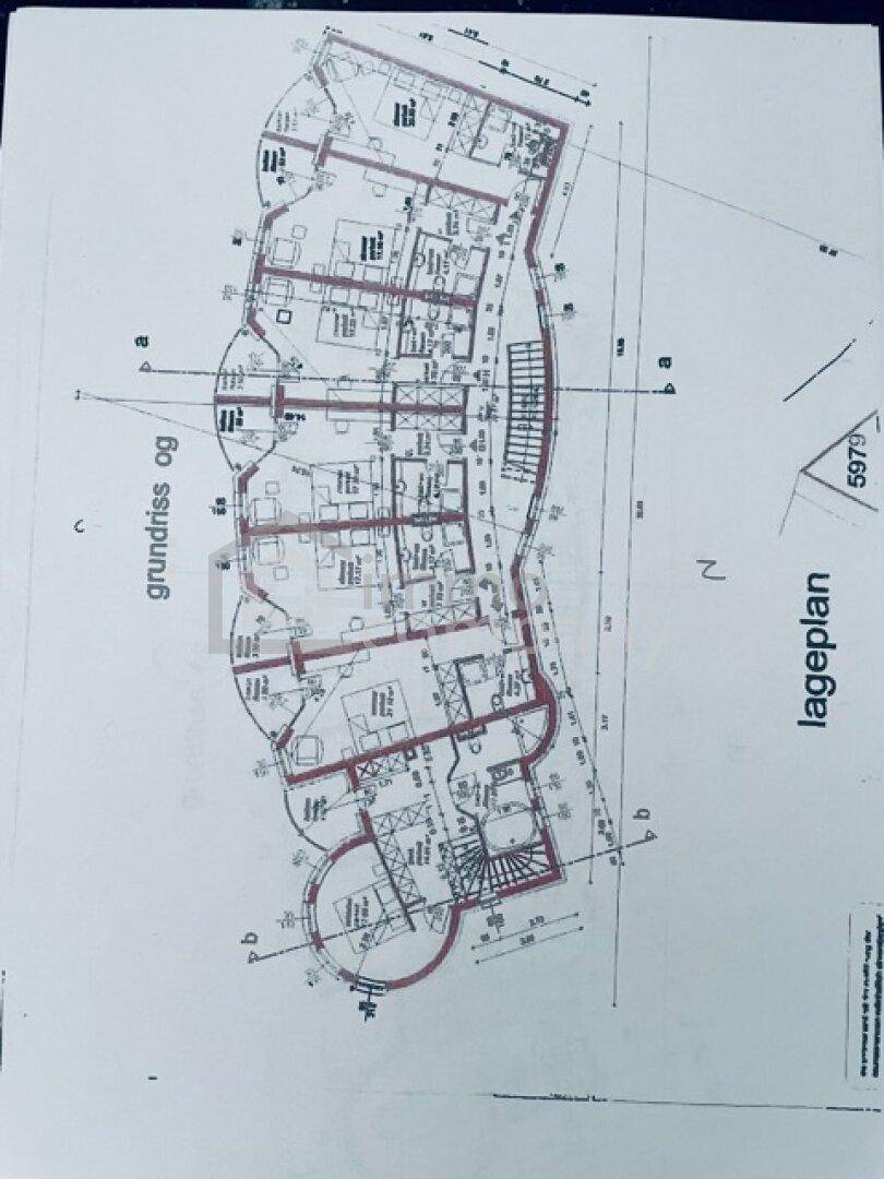 Detaillierter Grundrissplan mit mehreren Wohneinheiten und Lageplan.