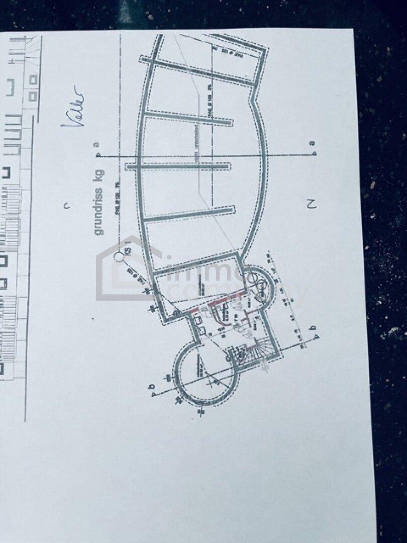 Grundriss des Untergeschosses oder Kellers mit Treppenhaus und Abstellräumen.