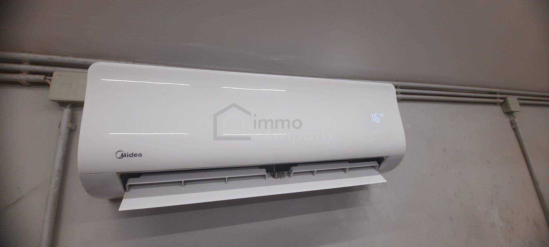 Nahaufnahme einer modernen Klimaanlage an der Wand, die für angenehme Raumtemperaturen sorgt.