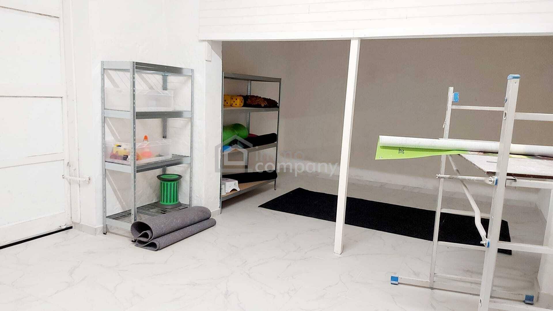 Geräumiger Abstellraum mit Regalen und viel Platz für Lagerung.