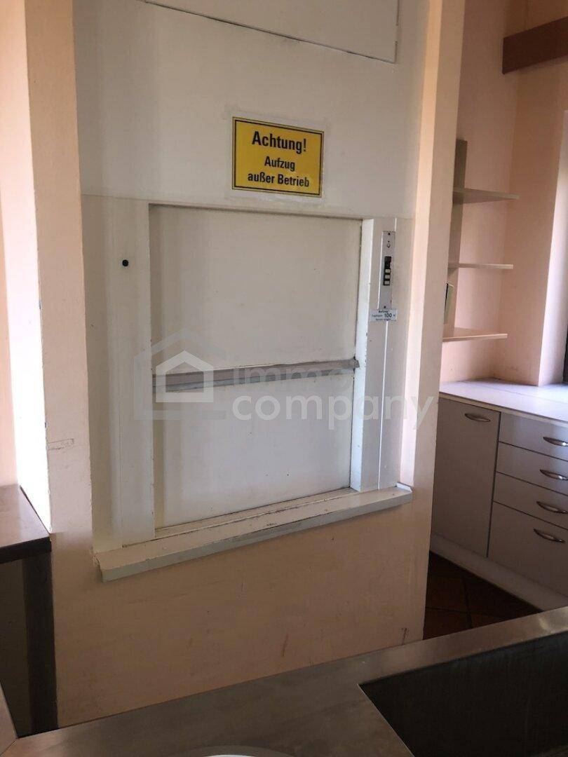 Ein Serviceaufzug in einer Küche oder Kantine, der derzeit außer Betrieb ist.
