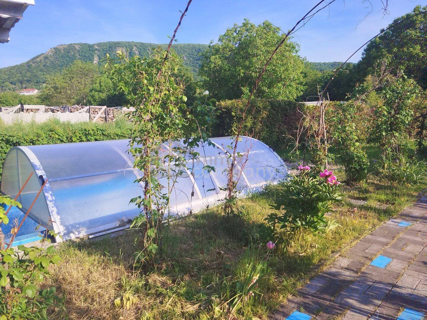 Pool mit Abdeckung