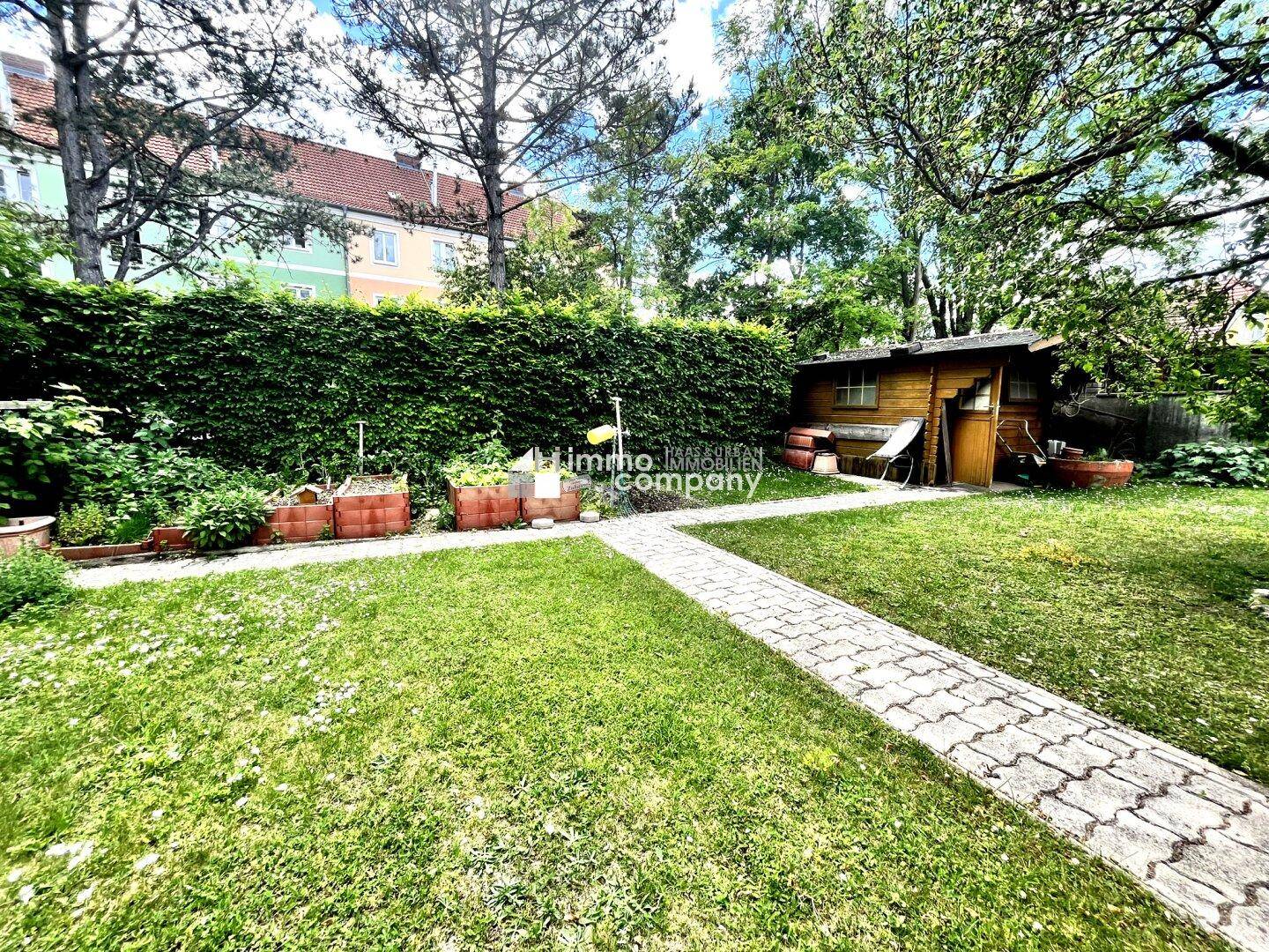 Garten mit Blick auf die Gartenhütte