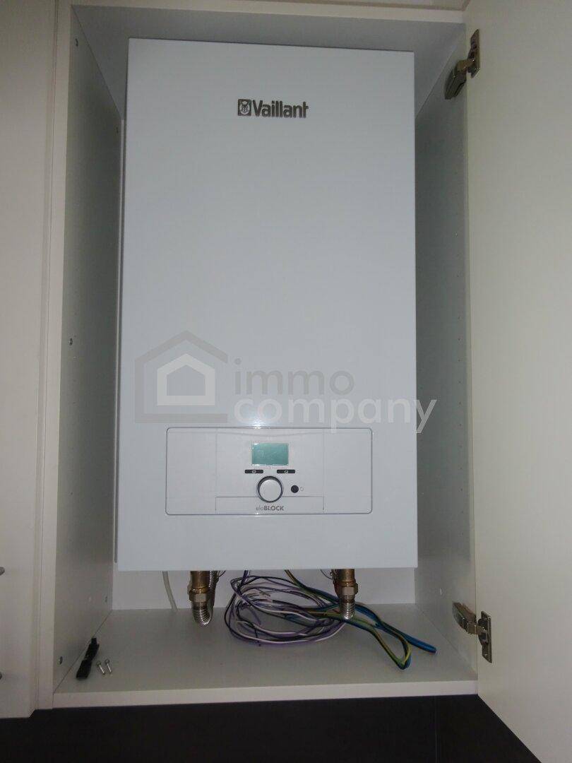 Moderne Vaillant Heizungsanlage in einem Schrank integriert, sorgt für effiziente Wärmeversorgung.