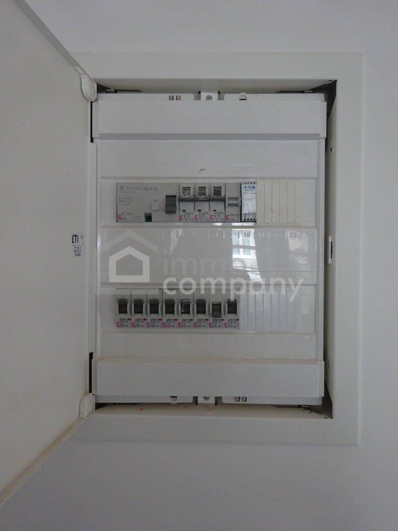 Übersichtlicher Sicherungskasten mit modernen Schutzschaltern für die elektrische Installation des Hauses.